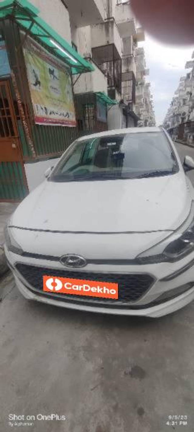 https://images10.gaadi.com/usedcar_image/3568284/original/processed_cffaa41a-6e58-47bc-9a91-0b0a19b06c0f.jpg?imwidth=6402