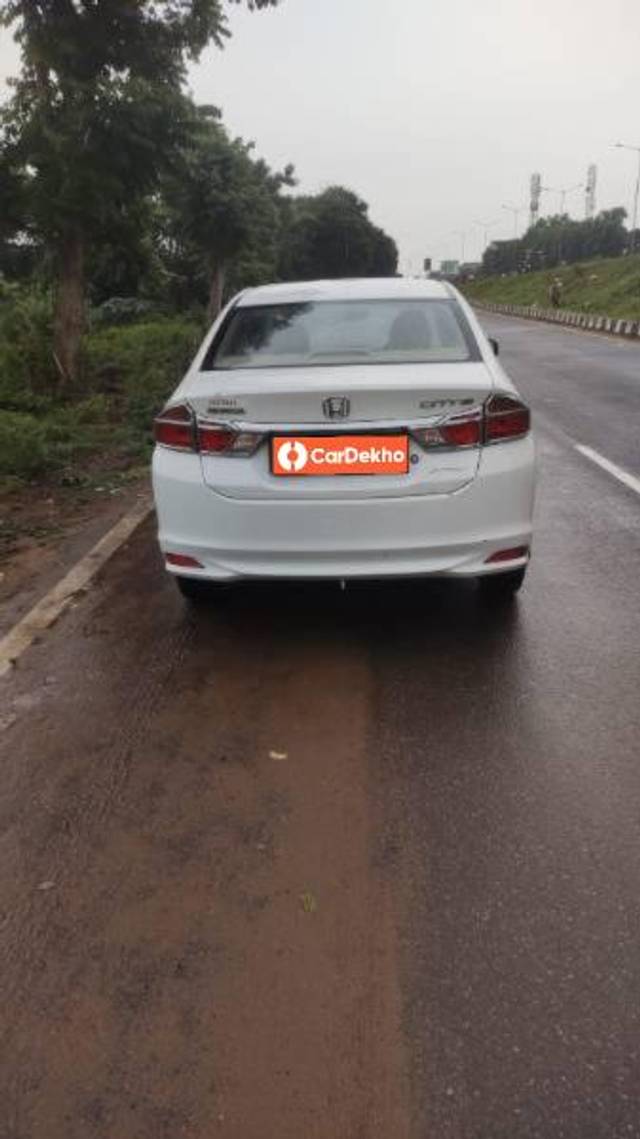 https://images10.gaadi.com/usedcar_image/3569250/original/processed_afa5a988-9baa-433d-b516-7cbebe058551.jpg?imwidth=6401