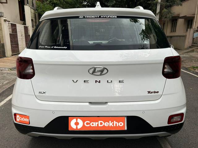 https://images10.gaadi.com/usedcar_image/3569448/original/processed_img2865599__used_car_2865599_1694175434.jpg?imwidth=6402