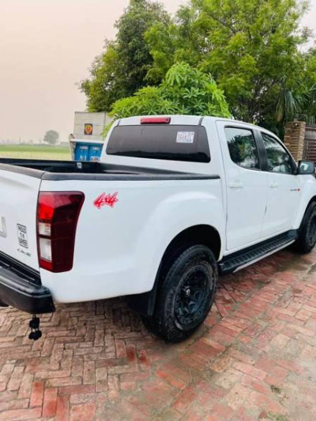 https://images10.gaadi.com/usedcar_image/3569566/original/processed_e84e9dca-e39b-4dae-afc6-65da67fd5b33.jpg?imwidth=6400