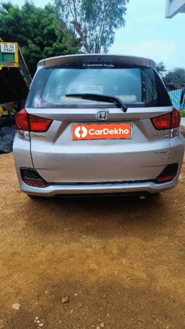 https://images10.gaadi.com/usedcar_image/3569771/original/processed_43d46662-1057-4df3-b90e-ffbb5a2d3c8d.jpg?imwidth=6401