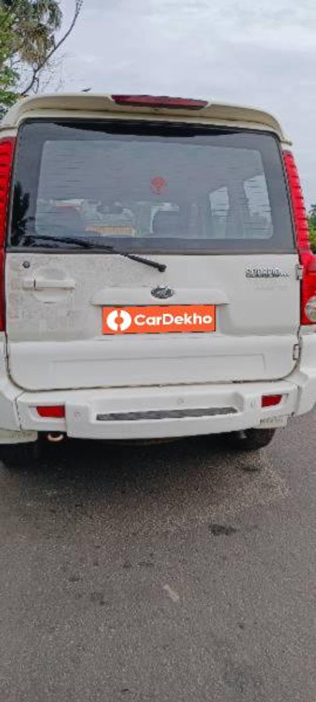 https://images10.gaadi.com/usedcar_image/3569782/original/processed_70675156-c0d4-46c9-80ec-f5b288eceec1.jpg?imwidth=6401