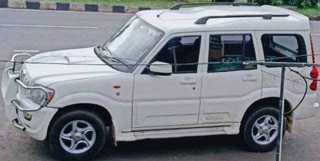 https://images10.gaadi.com/usedcar_image/3569782/original/processed_8f982981-399c-4cb4-84a0-904dd36db115.jpg?imwidth=6402