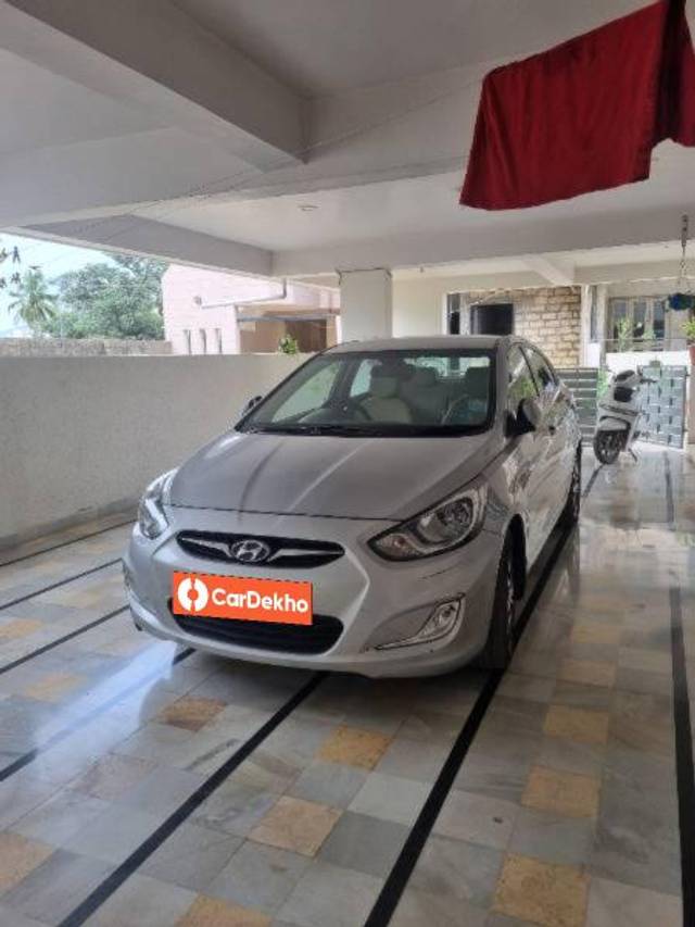 https://images10.gaadi.com/usedcar_image/3570746/original/processed_61a6210d-1bdd-4019-a709-a7bef88b1376.jpg?imwidth=6400
