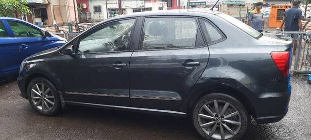 https://images10.gaadi.com/usedcar_image/3570807/original/02__VCC_IMG_1693640162994_1782474_95_1693640885.jpg?imwidth=6402