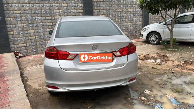 https://images10.gaadi.com/usedcar_image/3570819/original/processed_6e269afe-eb07-49ba-9a27-408b530e2185.jpeg?imwidth=6401