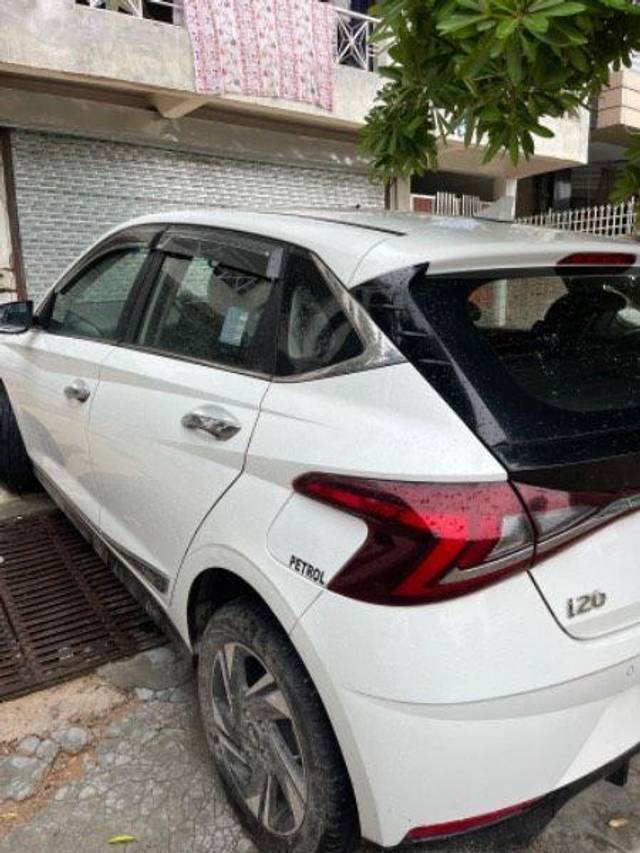 https://images10.gaadi.com/usedcar_image/3570951/original/processed_80253fb2-ff1a-4354-a4ed-da6f2a39fae2.jpeg?imwidth=6402