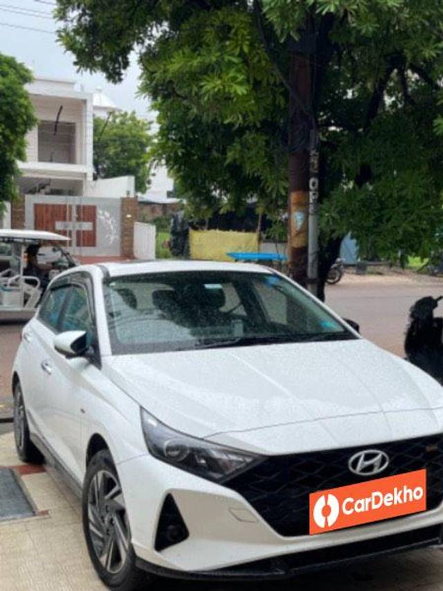 https://images10.gaadi.com/usedcar_image/3571123/original/processed_aceed40b-a5d0-46ad-a545-f91ce4977d2b.jpeg?imwidth=6400