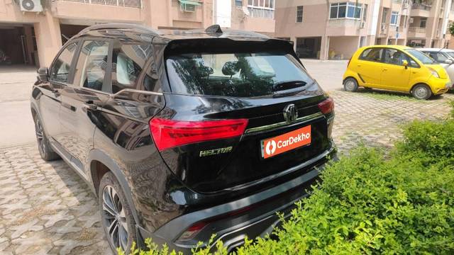 https://images10.gaadi.com/usedcar_image/3572007/original/processed_81795f78-56ad-4fc8-8acb-41027ec6a64c.jpg?imwidth=6401