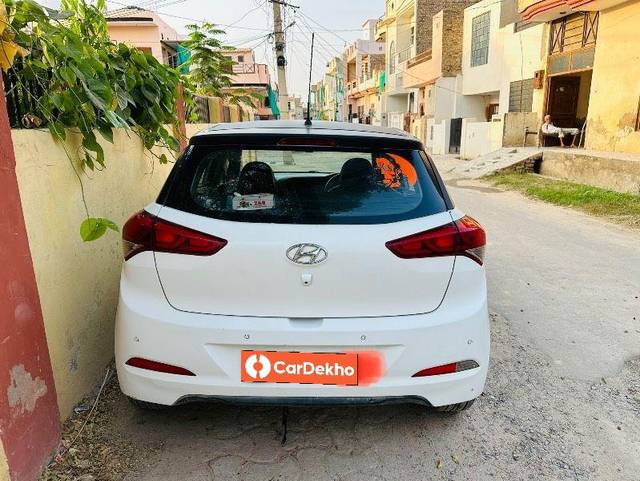 https://images10.gaadi.com/usedcar_image/3572021/original/processed_8d0324b1-4993-4620-818f-8cf7670f5b44.jpeg?imwidth=6402