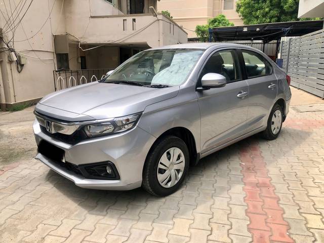https://images10.gaadi.com/usedcar_image/3572303/original/img2867275__used_car_2867275_1694419620.jpg?imwidth=6401