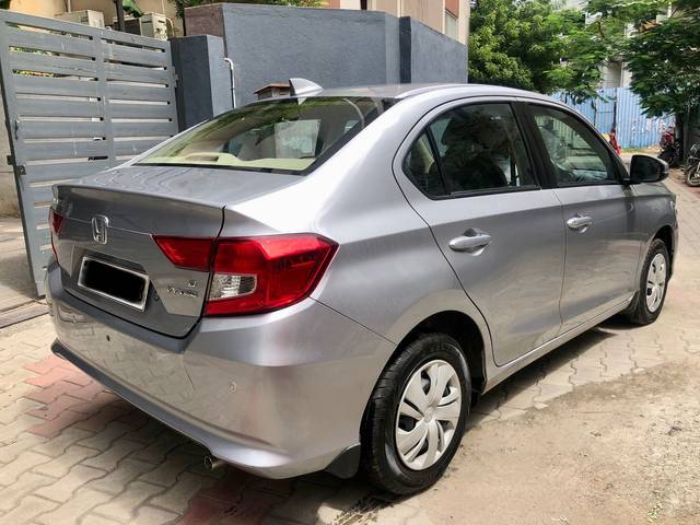 https://images10.gaadi.com/usedcar_image/3572303/original/img2867275__used_car_2867275_1694419622.jpg?imwidth=6402