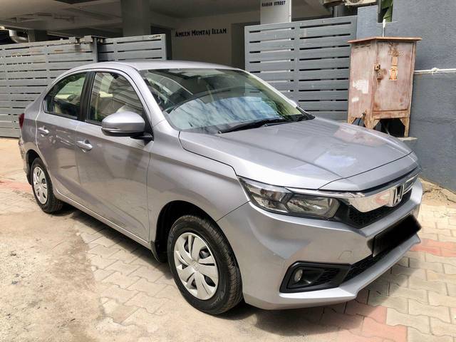 https://images10.gaadi.com/usedcar_image/3572303/original/processed_img2867275__used_car_2867275_1694424706.jpg?imwidth=6400