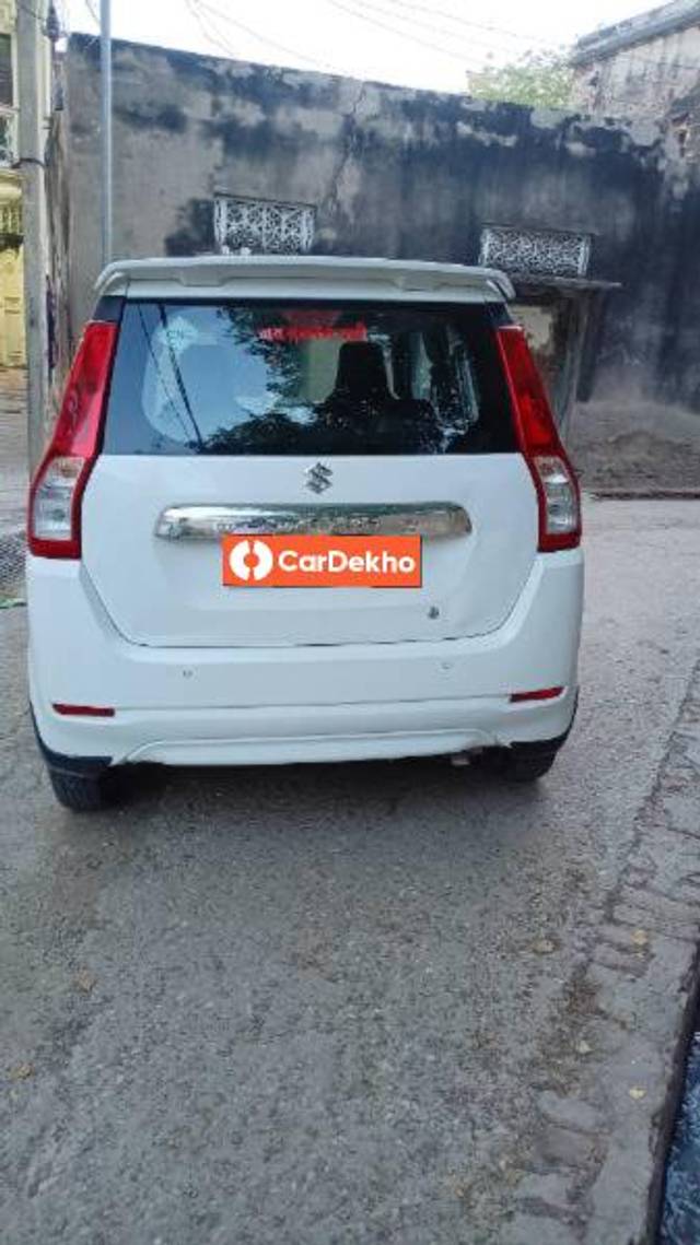 https://images10.gaadi.com/usedcar_image/3572848/original/processed_e033fa4e-7c5c-4b4b-9e43-0b84af218643.jpg?imwidth=6401