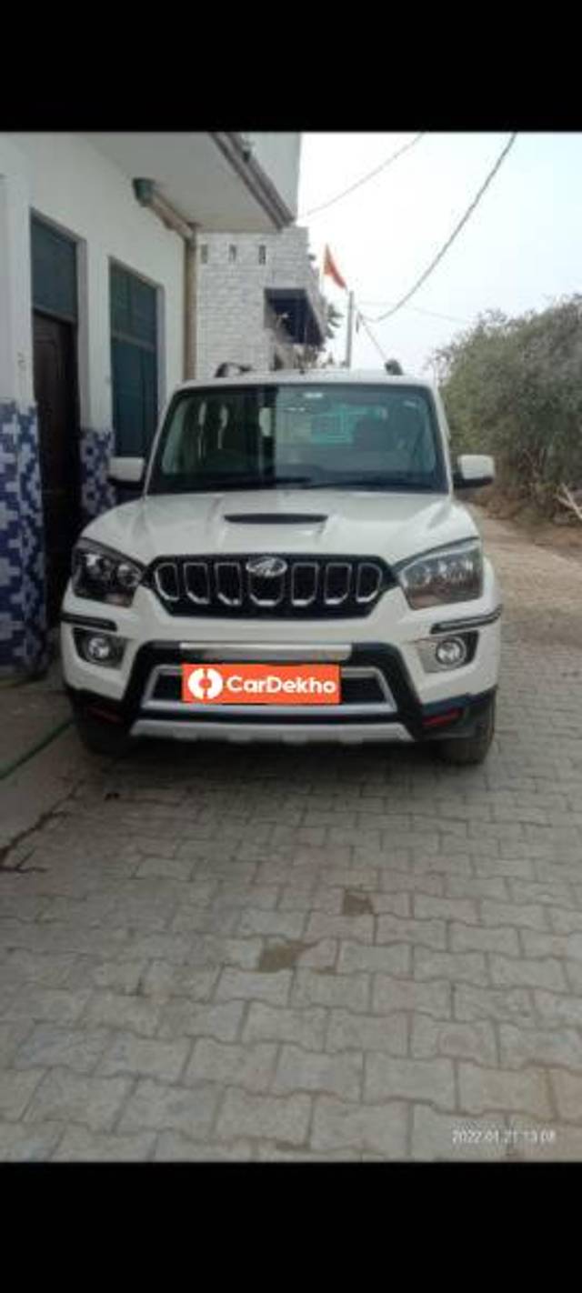 https://images10.gaadi.com/usedcar_image/3573390/original/processed_5f32c5a4-4af3-48f4-a90a-81cce3b97c58.jpg?imwidth=6400