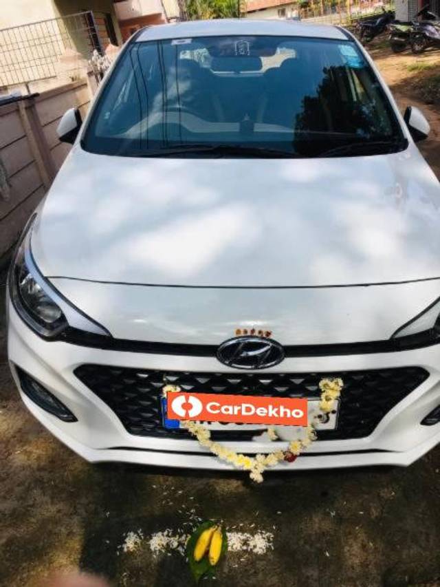 https://images10.gaadi.com/usedcar_image/3573564/original/processed_2f7391c9-fa97-41d7-b86d-af260c797e86.jpeg?imwidth=6400