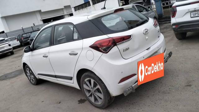 https://images10.gaadi.com/usedcar_image/3574228/original/processed_0230539c-8d8a-4977-bcee-f9110bd068d0.jpg?imwidth=6402