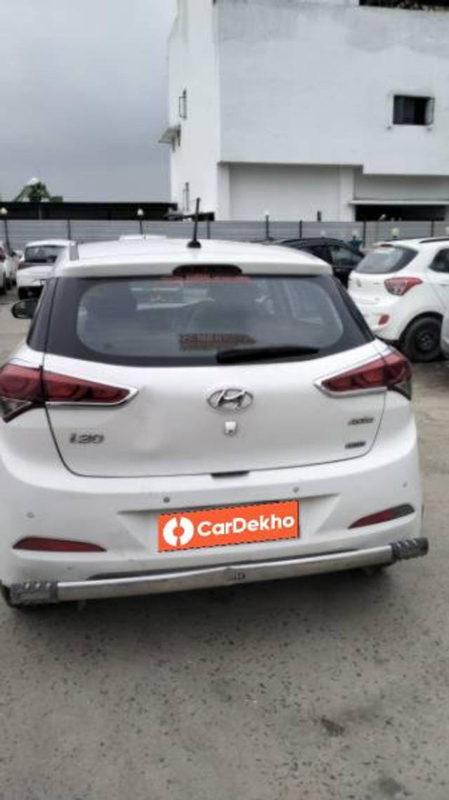 https://images10.gaadi.com/usedcar_image/3574228/original/processed_7b02acef-67a1-4079-be8d-0dfa7a77d4f7.jpg?imwidth=6401