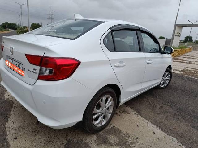 https://images10.gaadi.com/usedcar_image/3574359/original/processed_10e4613e-db52-4806-95b4-d32cd507a2c0.jpg?imwidth=6401