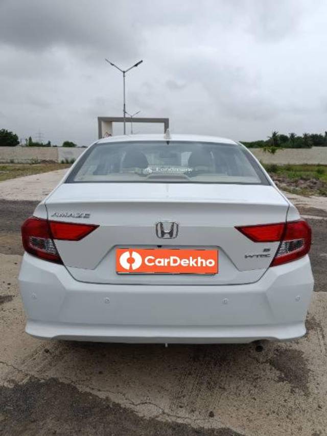 https://images10.gaadi.com/usedcar_image/3574359/original/processed_63631993-1848-432c-ab8b-1078022a8683.jpg?imwidth=6402