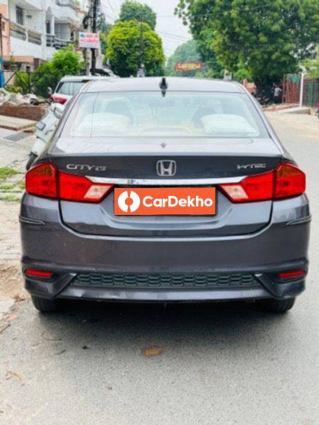 https://images10.gaadi.com/usedcar_image/3574860/original/processed_cf7681e0-55e1-4c43-930f-477b0ba4a836.jpeg?imwidth=6402