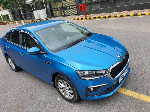 https://images10.gaadi.com/usedcar_image/3575618/original/processed_img2869316__used_car_2869316_1694689103.jpg?imwidth=6401