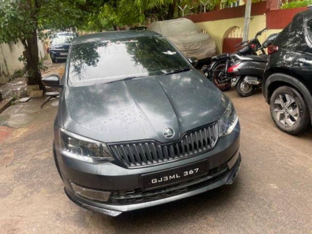 https://images10.gaadi.com/usedcar_image/3575623/original/processed_bd90a9dc-f03f-4b2d-9143-72f7b6fbb5c5.jpeg?imwidth=6400