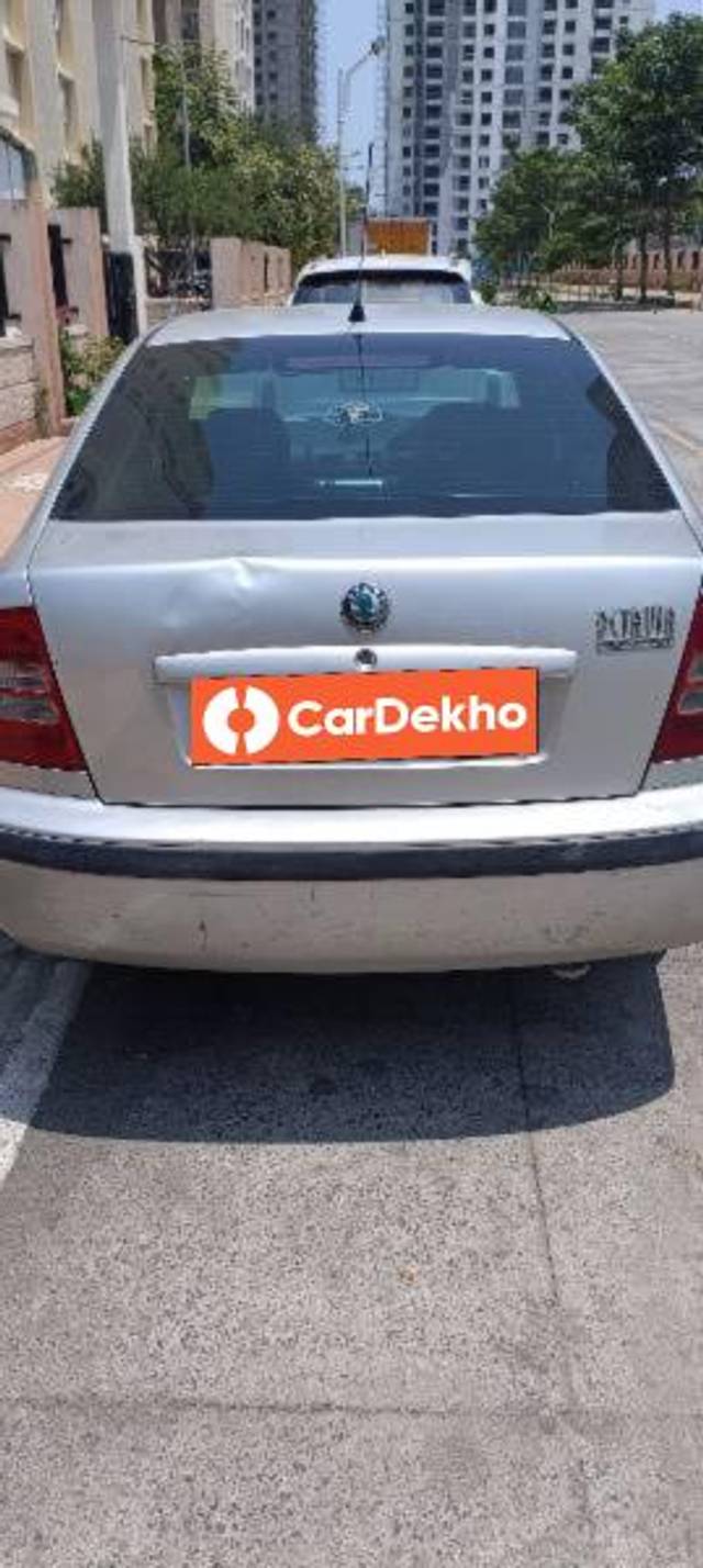 https://images10.gaadi.com/usedcar_image/3575704/original/processed_49b85bcb-36c4-44aa-9186-fdaa7bd38e60.jpg?imwidth=6401
