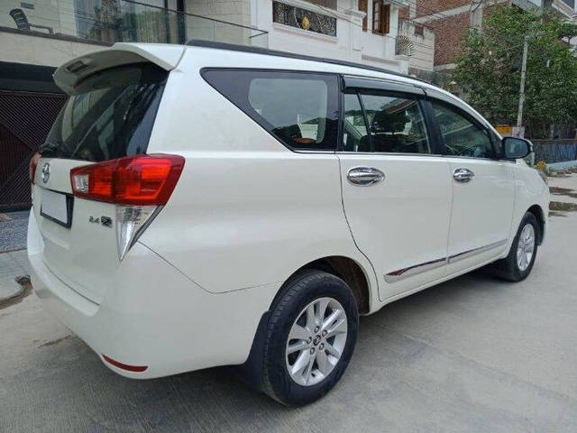 https://images10.gaadi.com/usedcar_image/3575717/original/processed_img2869379__used_car_2869379_1694682532.png?imwidth=6402