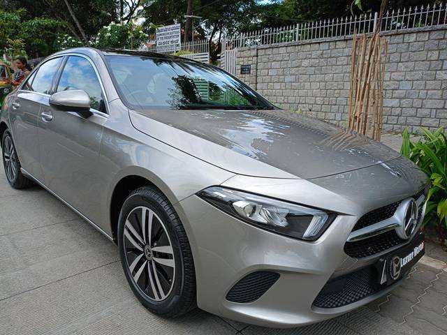 https://images10.gaadi.com/usedcar_image/3575963/original/processed_img2869562__used_car_2869562_1694691742.jpg?imwidth=6402