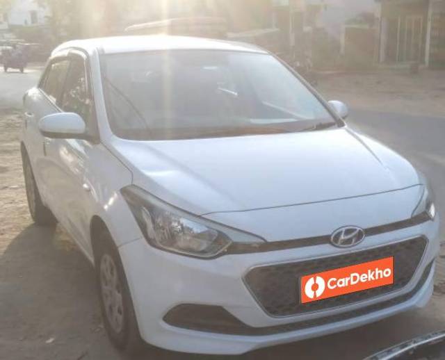 https://images10.gaadi.com/usedcar_image/3576407/original/processed_06fec50d-a15e-4249-bac1-406392fdbe46.jpg?imwidth=6400