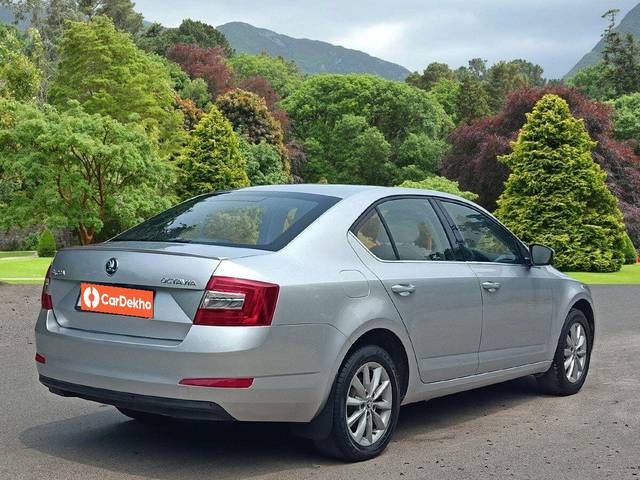 https://images10.gaadi.com/usedcar_image/3577078/original/processed_img2870279__used_car_2870279_1694775842.jpg?imwidth=6402