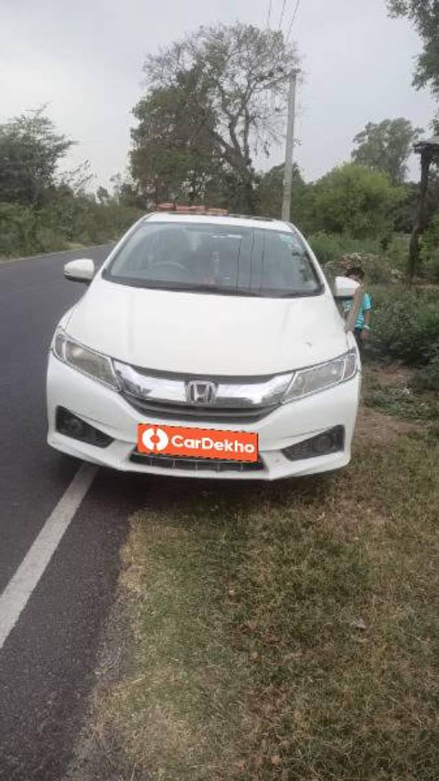 https://images10.gaadi.com/usedcar_image/3577447/original/processed_c9cf2b86-6cda-434e-a0ff-9db3827ca76a.jpg?imwidth=6401