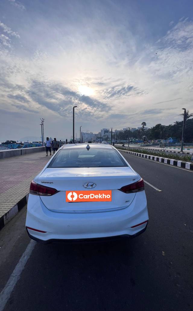 https://images10.gaadi.com/usedcar_image/3577554/original/processed_c8fab785-1434-46ad-a0e3-030bb907b916.jpeg?imwidth=6402
