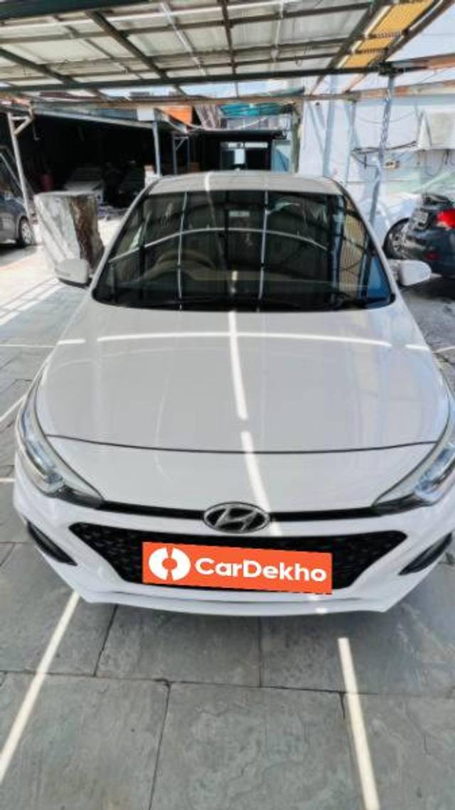 https://images10.gaadi.com/usedcar_image/3577574/original/processed_2f94c1e7-d5d3-4ae8-b61a-2c67710b0075.jpeg?imwidth=6402