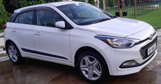 https://images10.gaadi.com/usedcar_image/3577895/original/processed_fd1cc135-8ca4-4b6f-a069-3efbd53e7af8.jpg?imwidth=6400