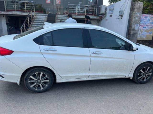 https://images10.gaadi.com/usedcar_image/3578126/original/processed_18cf2dc7-0f71-416d-8c7f-4c0e34e30c26.jpeg?imwidth=6401