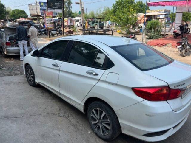 https://images10.gaadi.com/usedcar_image/3578126/original/processed_523e63f0-f07a-46ba-9234-8511073e28cc.jpeg?imwidth=6402