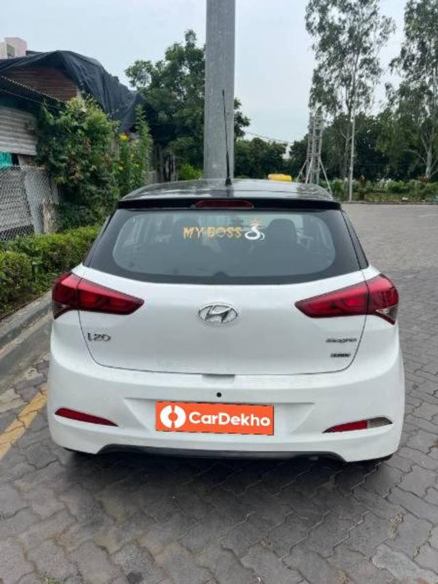 https://images10.gaadi.com/usedcar_image/3578645/original/processed_f5379dfb-6842-4882-bd4c-5f16417d79ec.jpg?imwidth=6402
