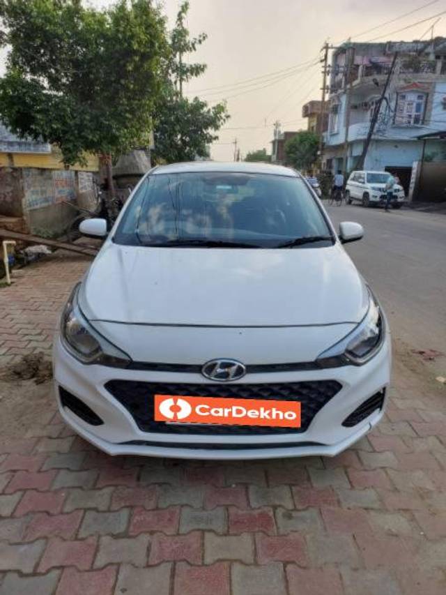 https://images10.gaadi.com/usedcar_image/3578804/original/processed_310af9ac-dbb8-4fe6-bb65-b7a14fb1c97b.jpg?imwidth=6400