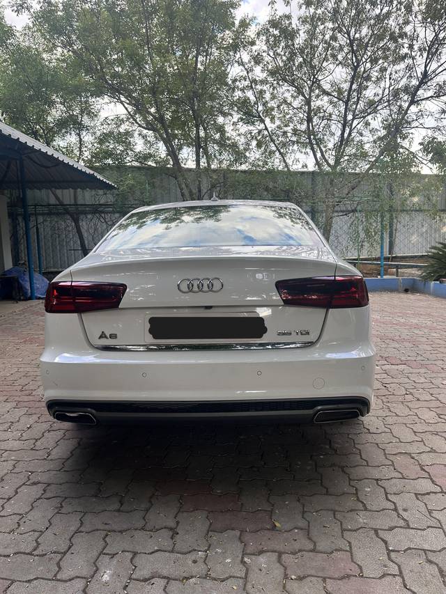 https://images10.gaadi.com/usedcar_image/3578908/original/processed_dff872e9-add0-4642-ae75-65a30022e1c9.jpg?imwidth=6402