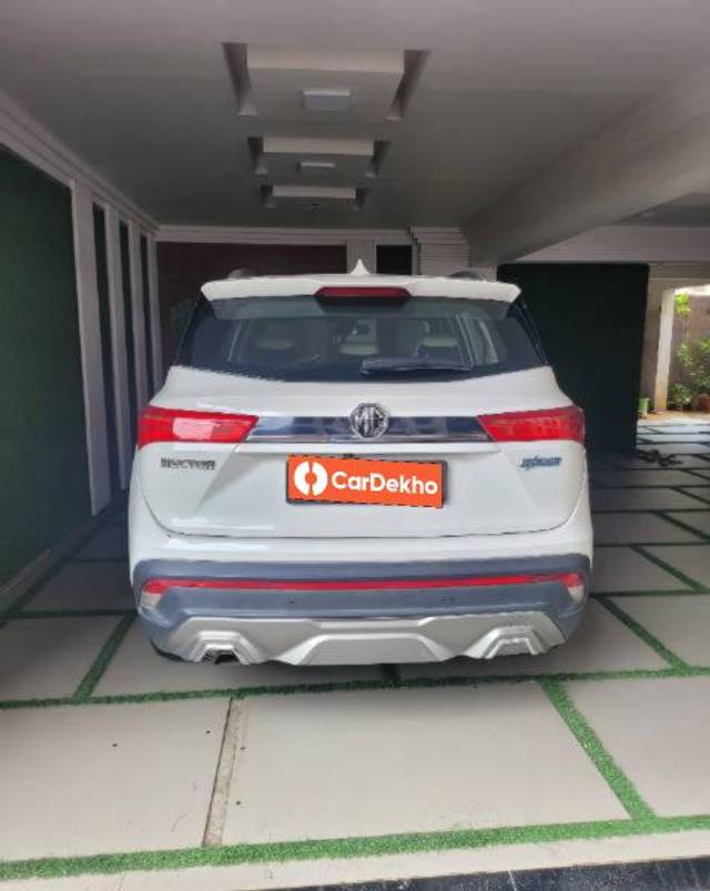 https://images10.gaadi.com/usedcar_image/3579626/original/processed_9950b287-3eba-478b-a134-e2b87a9644de.jpg?imwidth=6401