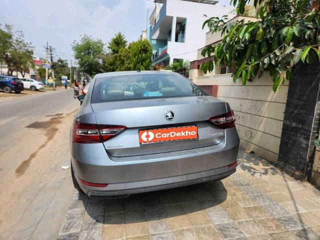 https://images10.gaadi.com/usedcar_image/3579636/original/processed_f6561088-c047-43bb-a445-b72da7c79e59.jpg?imwidth=6401