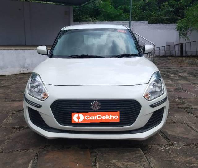 https://images10.gaadi.com/usedcar_image/3579687/original/processed_cab8410b-515a-428a-8b4e-f64ec24dcff9.jpg?imwidth=6400