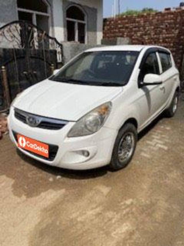 https://images10.gaadi.com/usedcar_image/3579850/original/processed_1e7e1e81-7c5b-49b2-a5de-2975cc0e1396.jpeg?imwidth=6402