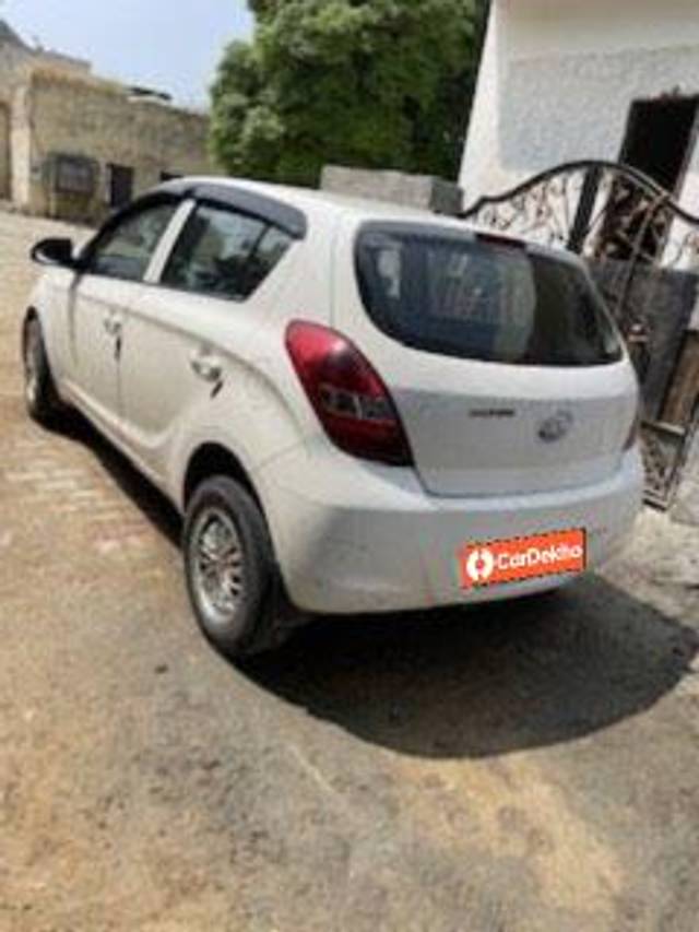 https://images10.gaadi.com/usedcar_image/3579850/original/processed_284469b7-c5af-453e-92b7-dd6481a484f6.jpeg?imwidth=6401