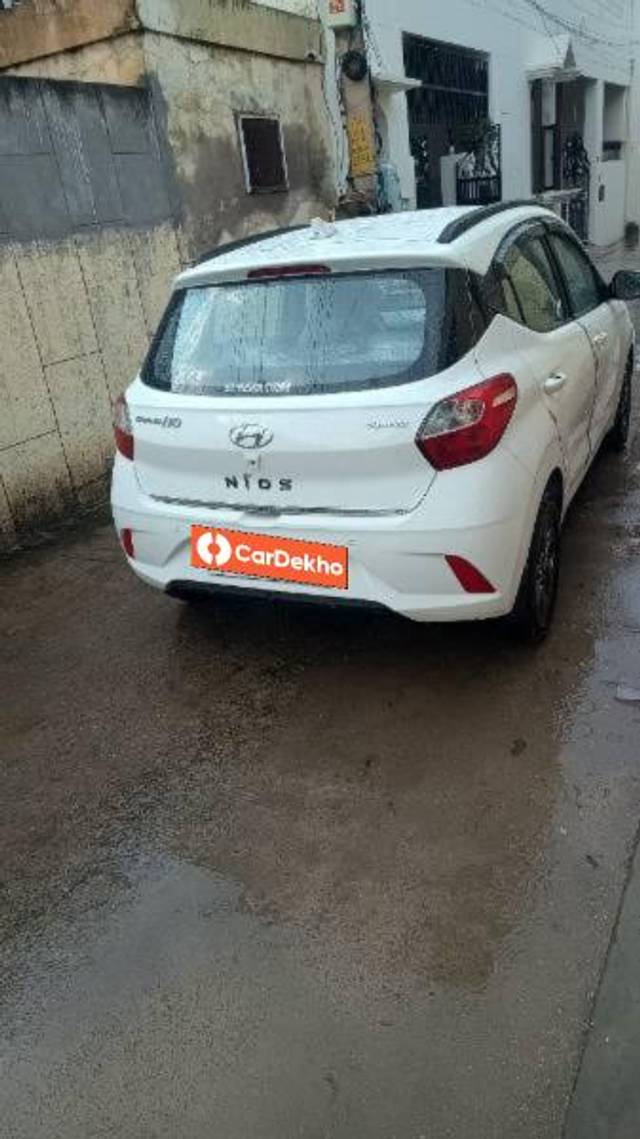 https://images10.gaadi.com/usedcar_image/3580422/original/processed_18973b5d-9ba5-4729-a453-e2c3bbadfd86.jpg?imwidth=6402