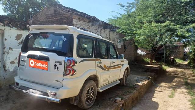 https://images10.gaadi.com/usedcar_image/3580558/original/processed_8238c1f3-526e-43e3-bbae-9672acd5552d.jpg?imwidth=6402