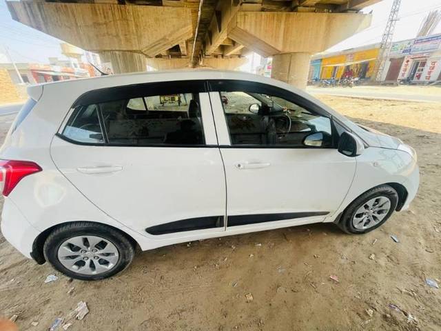 https://images10.gaadi.com/usedcar_image/3580949/original/processed_6ed2ee2d-1647-4314-ae37-37e7c259eae2.jpg?imwidth=6400
