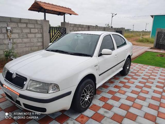 https://images10.gaadi.com/usedcar_image/3581484/original/processed_201e3a67-6b73-477f-9087-760bfce2f746.jpg?imwidth=6400